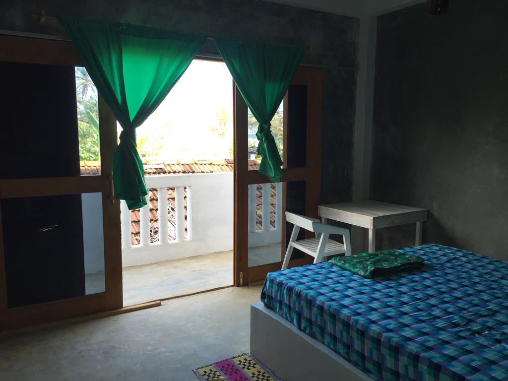 Hotel Cheeky Monkey Surf Camp Weligama Exterior foto