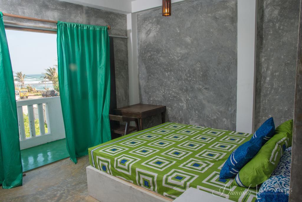 Hotel Cheeky Monkey Surf Camp Weligama Exterior foto