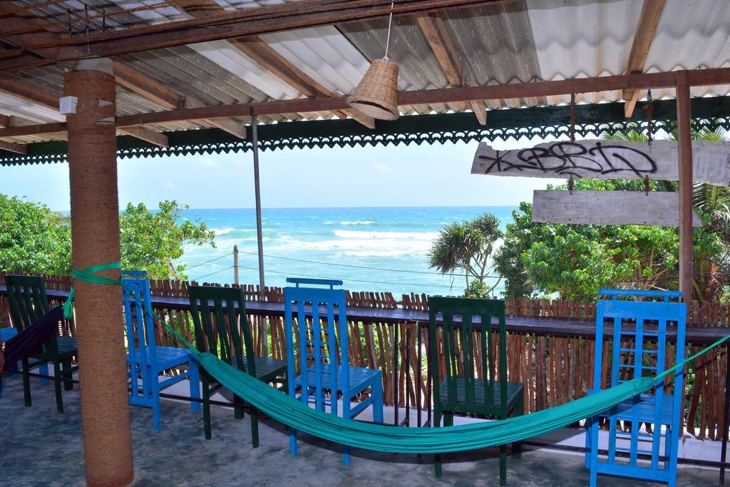 Hotel Cheeky Monkey Surf Camp Weligama Exterior foto