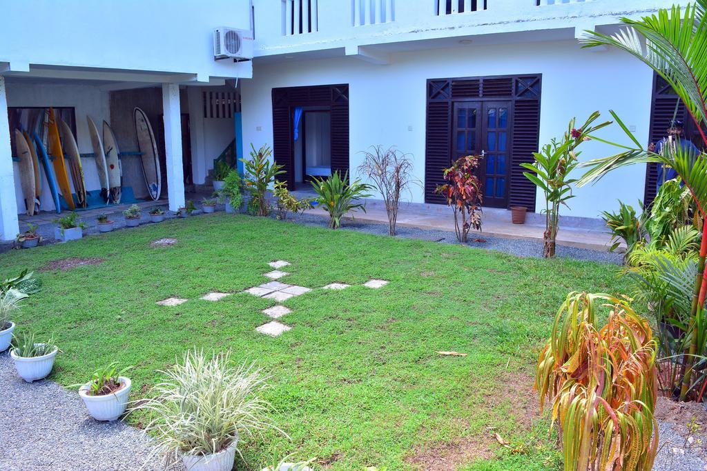 Hotel Cheeky Monkey Surf Camp Weligama Exterior foto
